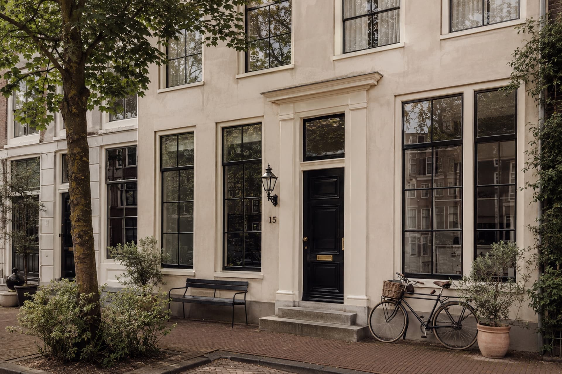 Historische gevel met een ingetogen minerale kalkafwerking