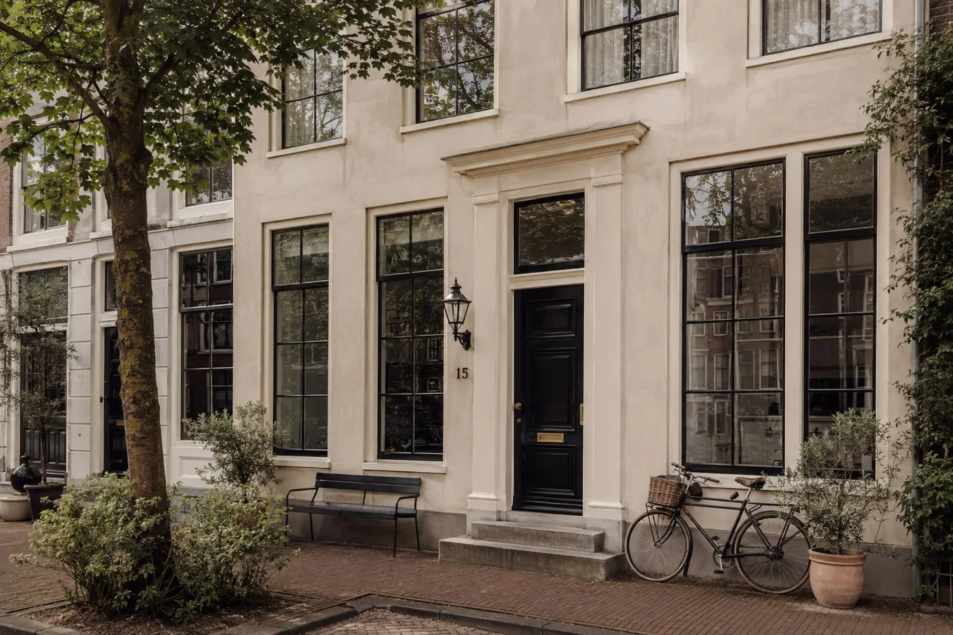 Historische gevel met een ingetogen minerale kalkafwerking